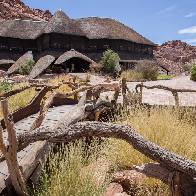 Lodge in der Wüste Die Felsmalereien von Brandberg und Twyfelfontein Namibia | © Shutterstock 606863624