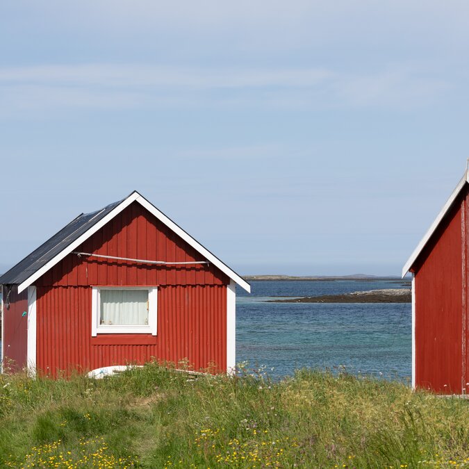 Sicht auf typische Häuser und Fjord, Nordnorwegen | © Katherine-Soergaard_nordnorge.com