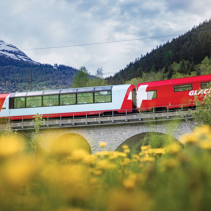 Glacier Express auf einer Brücke in alpiner Berglandschaft | © Glacier Express / MGB