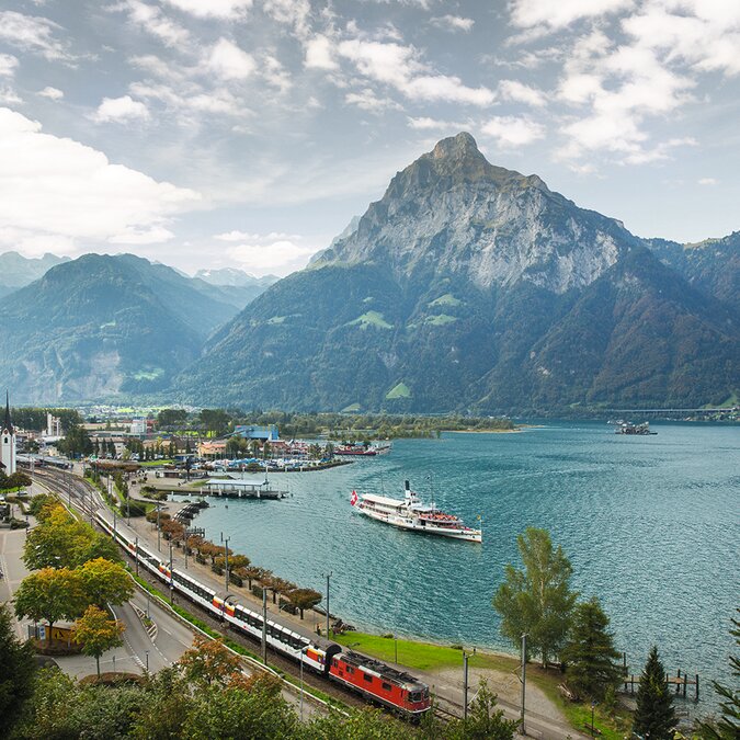Blick auf Schiff und Zug in Flüelen | © SBB CFF FFS