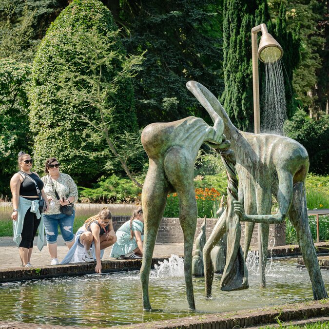 Moderne Brunnenskulptur im Middelheim Skulpturenpark, umgeben von Besuchern und grüner Parklandschaft. | © Tom Cornille – Middelheim Museum, Antwerpen