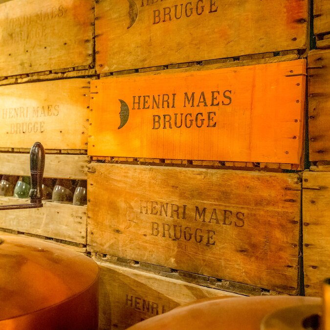 Holzkisten mit der Aufschrift “Henri Maes Brugge” in der traditionellen Brauerei De Halve Maan. | © Jan Darthet – Brügge, Brauerei De Halve Maan
