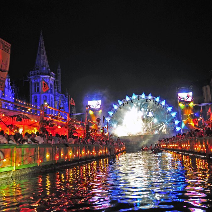 Nächtliche Lichter und Festivalbühne bei den Gentse Feesten entlang der Graslei in Gent. | © Gentse Feesten