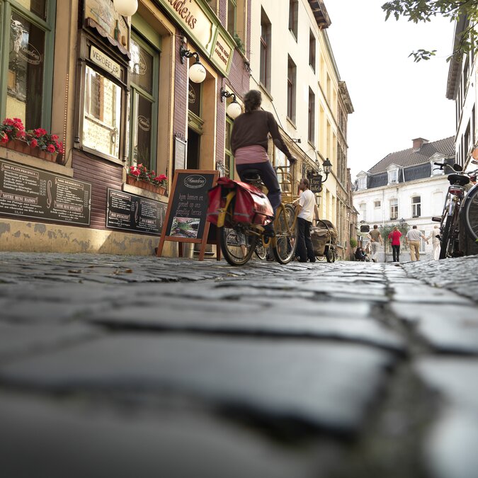 Kopfsteingasse im Patershol Gent mit klassischen Restaurants, Fahrrädern und historischen Fassaden. | © Milo Profi – Patershol, Gent