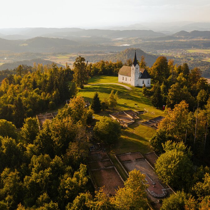 Der Hemmaberg in Suedkaernten verbindet Natur, Geschichte und Weitblick: ein besonderes Ausflugsziel mit Kirche, Ausgrabungen und Panorama. | © Tourismusregion Klopeiner See Suedkaernten GmbH