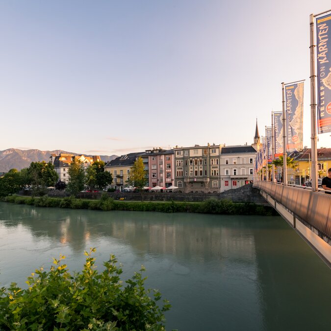 Geniesse Villach an der Drau bei Sonnenuntergang: entspannte Atmosphaere, Stadtflair und Alpenblick machen Kaerntens Stadt besonders erlebbar. | © Region Villach Tourismus GmbH, Michael Stabentheiner