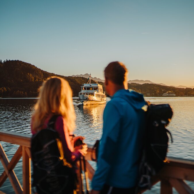 Der Woerthersee zeigt sich bei Sonnenuntergang von seiner schoensten Seite: ruhiges Wasser, sanfte Berge und stimmungsvolle Abende in Kaernten. | © Region Woerthersee-Rosental Tourismus GmbH