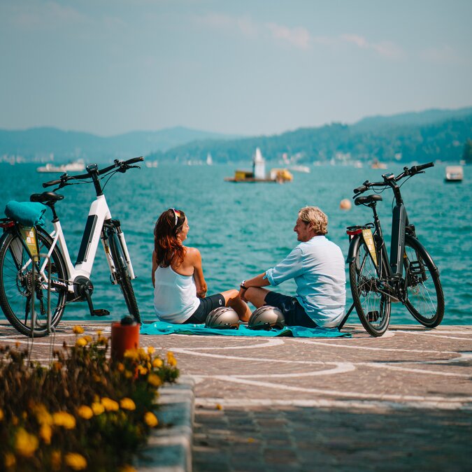 Velofahren am Wörthersee verbindet Genuss, Natur und Seeblick: ideale Bedingungen für entspannte Pausen und aktive Entdeckungen in Kärnten. | © Region Woerthersee-Rosental Tourismus GmbH