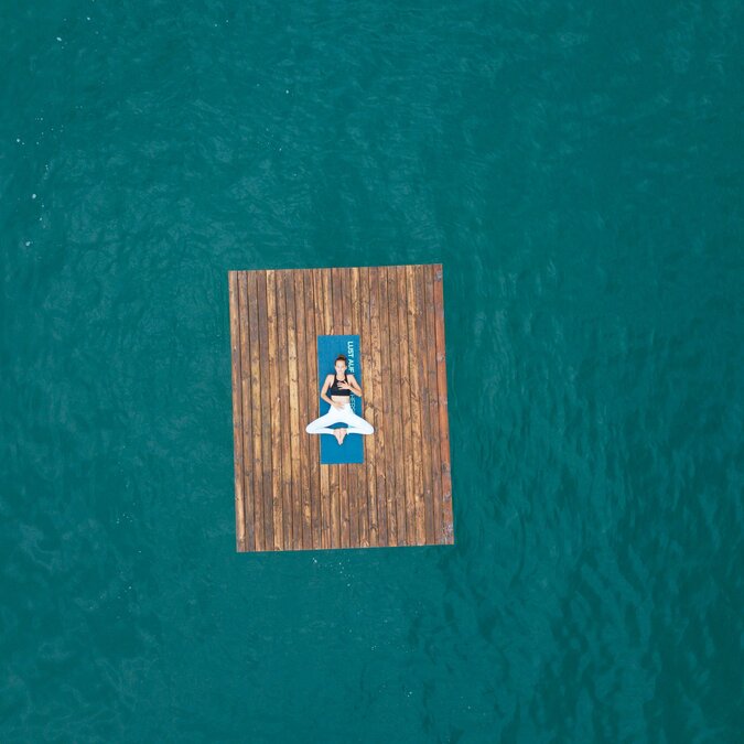 Yoga am Woerthersee verbindet Ruhe, Natur und klares Wasser: ein besonderes Erlebnis fuer Koerper und Geist inmitten der Kaerntner Landschaft. | © Woerthersee Tourismus GmbH, Daniel Gollner