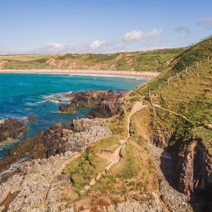 Wanderweg entlang der Küste von Wales nebst dem Meer und Felsen | © Crown Copyright (2026) Welsh Government