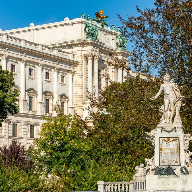 Mozart-Statue im Burggarten-Park | © shutterstock_2140761569