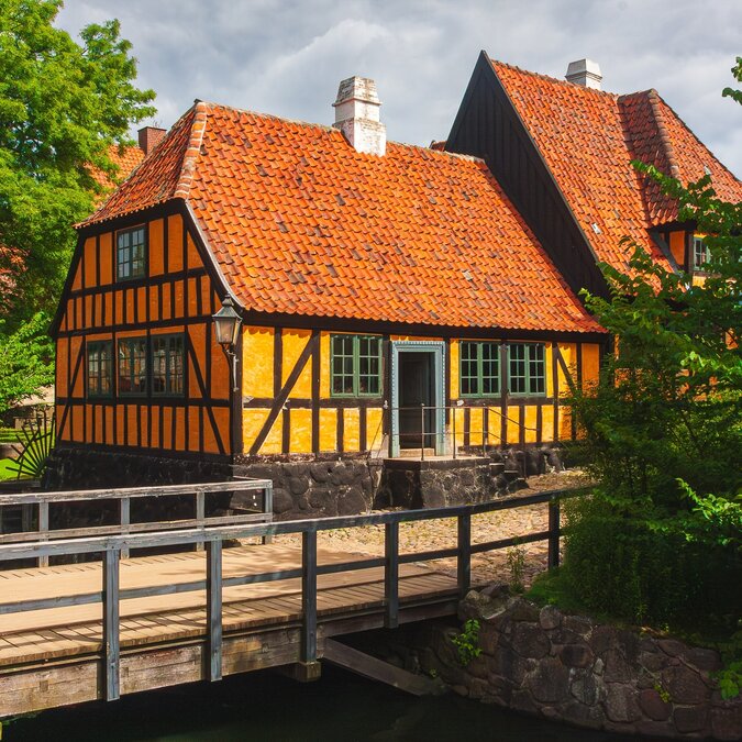 Buntes Haus in Aarhus, Dänemark | © shutterstock_2558432377