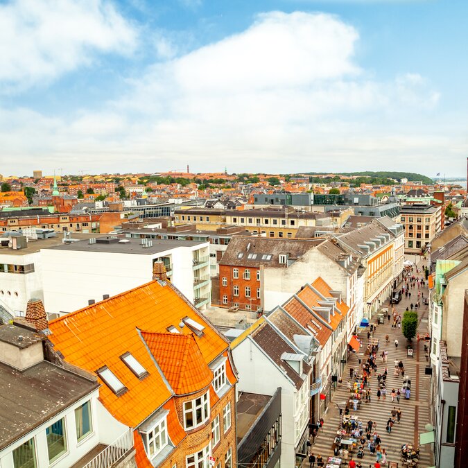 Blick über Aarhus mit Kathedrale | © shutterstock_2032314644