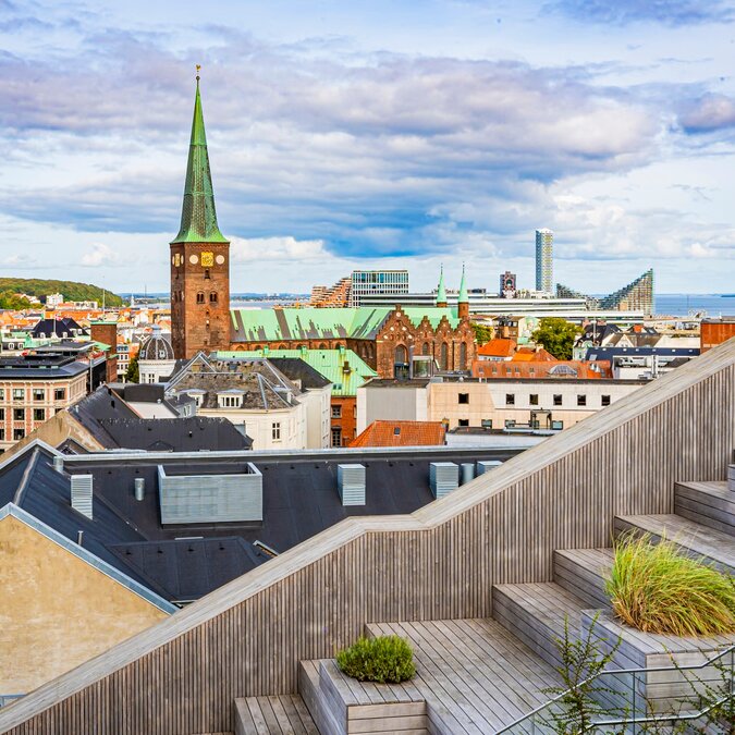 Blick von der Dachterrasse auf die Dächer und Gebäude von Aarhus | © shutterstock_2570370911