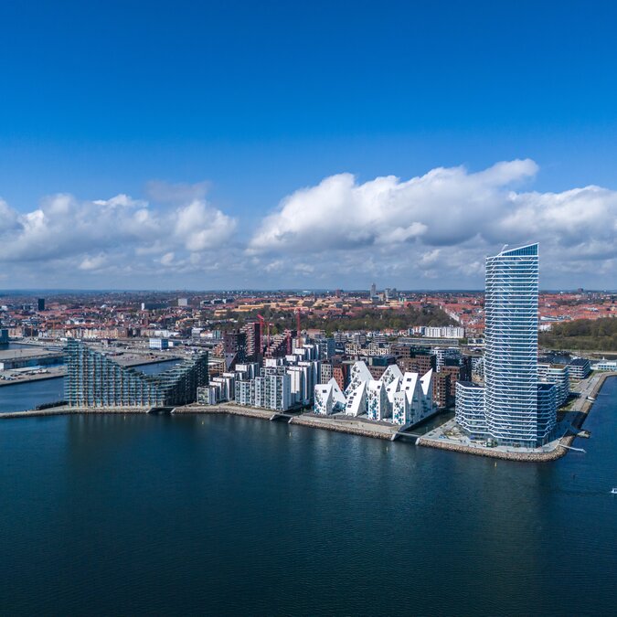 Luftaufnahme vom Hafenbecken in Aarhus, Dänemark | © shutterstock_2462319397