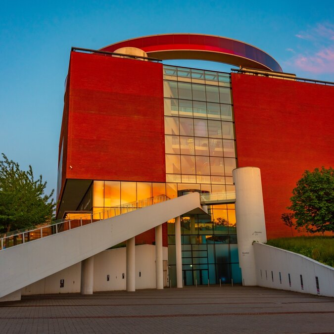 Sonnenuntergang beim ARoS Aarhus Kunstmuseum in Dänemark | © shutterstock_2419571509