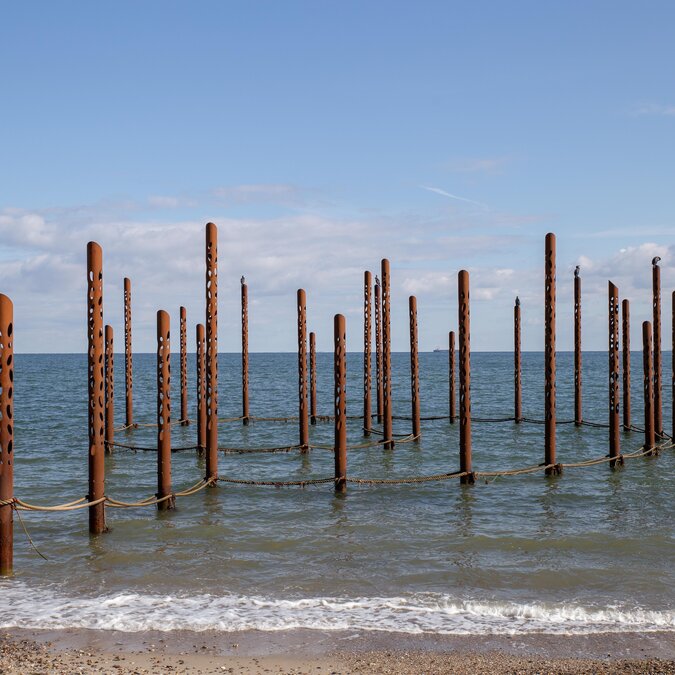 Østerstrand in Fredericia mit den Mermaid Flutes, einer besonderen Badeeinrichtung direkt am Meer | © Shutterstock / 2044991567