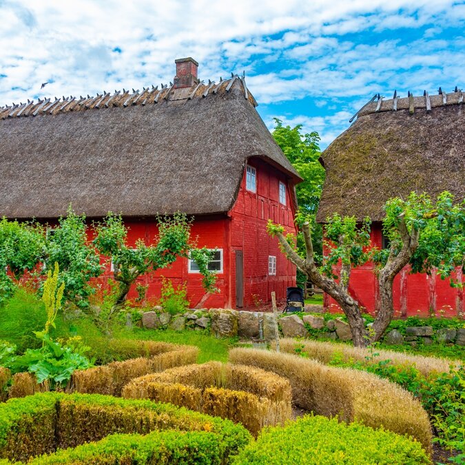 Freilichtmuseum Fynske Landsby auf Fünen mit roten Fachwerkhäusern, Gärten und dänischer Kulturgeschichte | © Shutterstock / 2418984029
