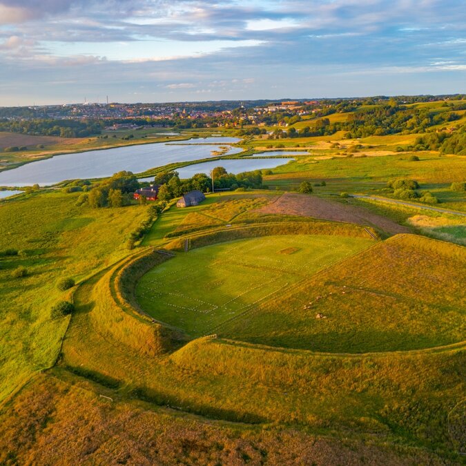 Symbolbild einer Wikinger-Ringburg in Dänemark, wie Nonnebakken in Odense, UNESCO-Welterbe | © Shutterstock / 2411959355