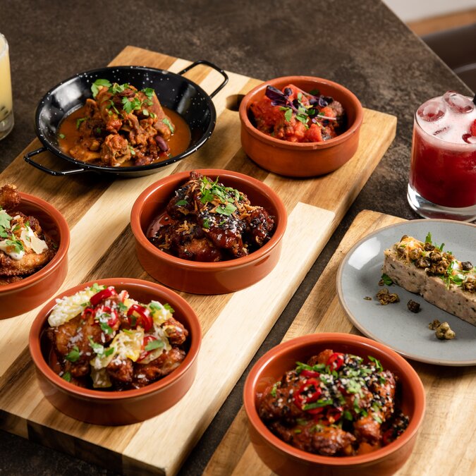 Auswahl moderner Tapas und Cocktails | © Shutterstock 2304211935