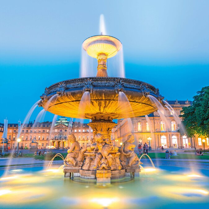 Brunnen im neuen Schloss in Stuttgart in der Abenddämmerung | © Shutterstock 439499815