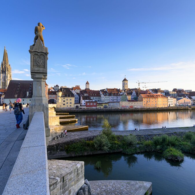 Panoramablick auf die historische Altstadt von Regensburg am Ufer der Donau | © Thomas Linkel