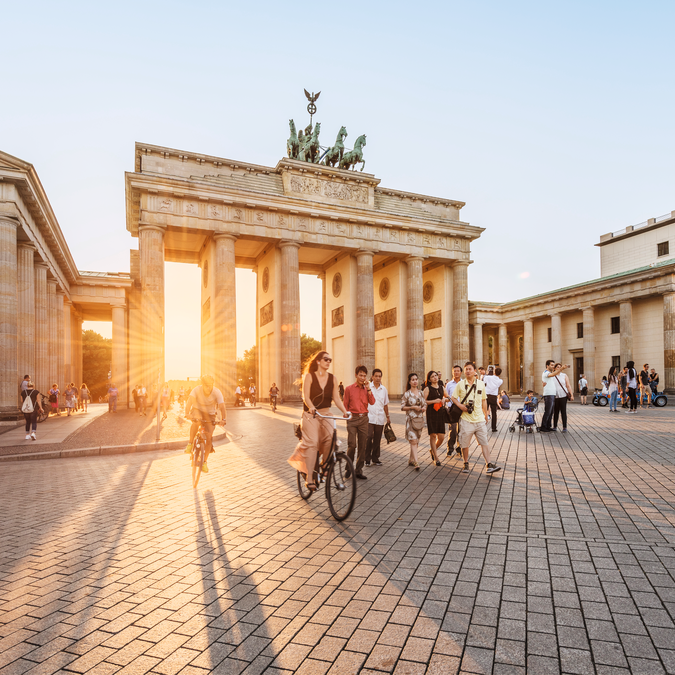Platz vor dem Brandenburger Tor mit dem Tor im Hintergrund | © visitBerlin / Dagmar Schwelle