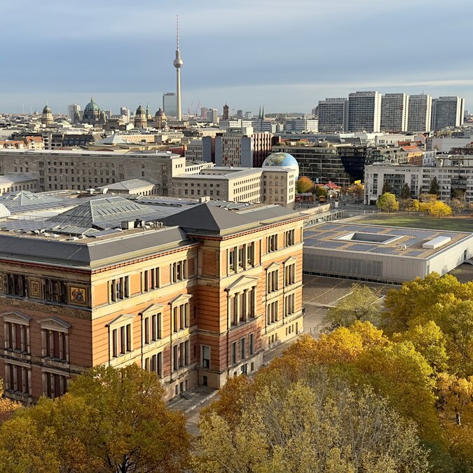 Vue de la ville de Berlin avec la tour de télévision symbolique à l'horizon et le bâtiment historique Gropius au premier plan. | © shutterstock / 2420168145