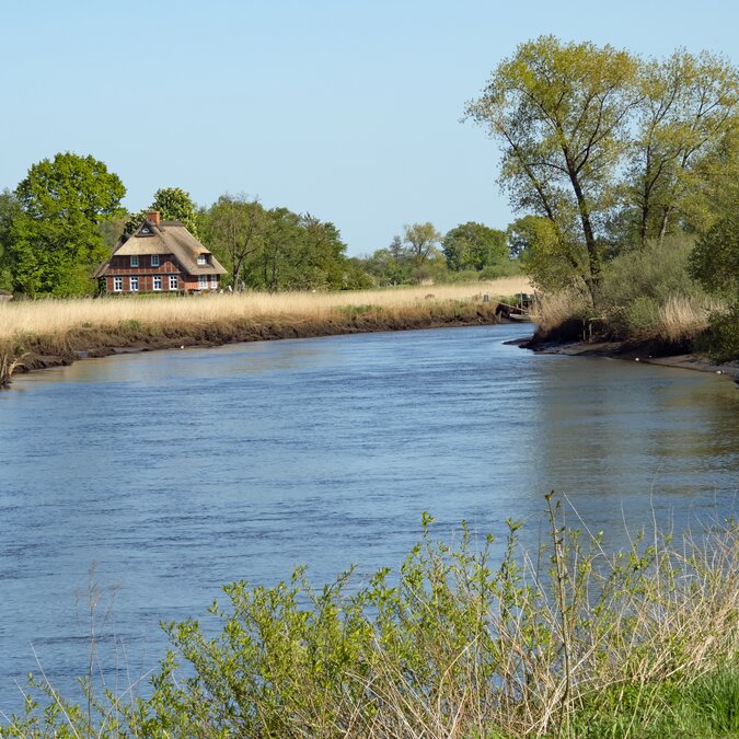 Traditionelles Haus am Fluss Wümme in der Landschaft von Blockland, einem Landkreis der Stadt Bremen | © Shutterstock 2165209631