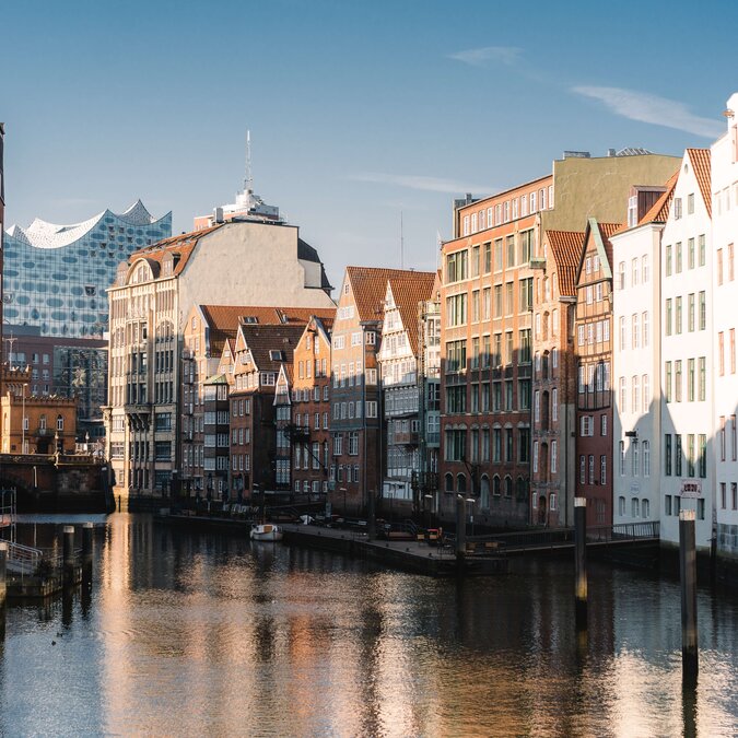Typischer Hamburger Kanal mit Blick auf Elbphilharmonie