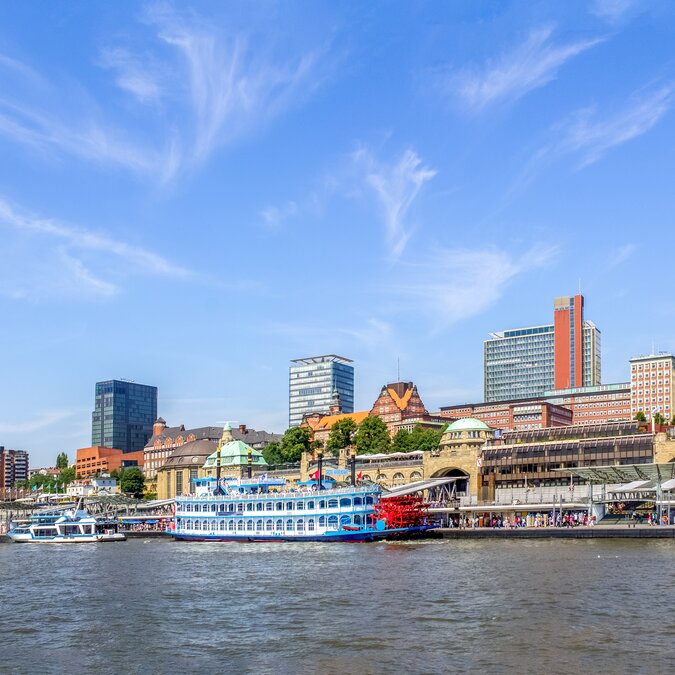 Landungsbrücke Hamburg | © Shutterstock 383062084