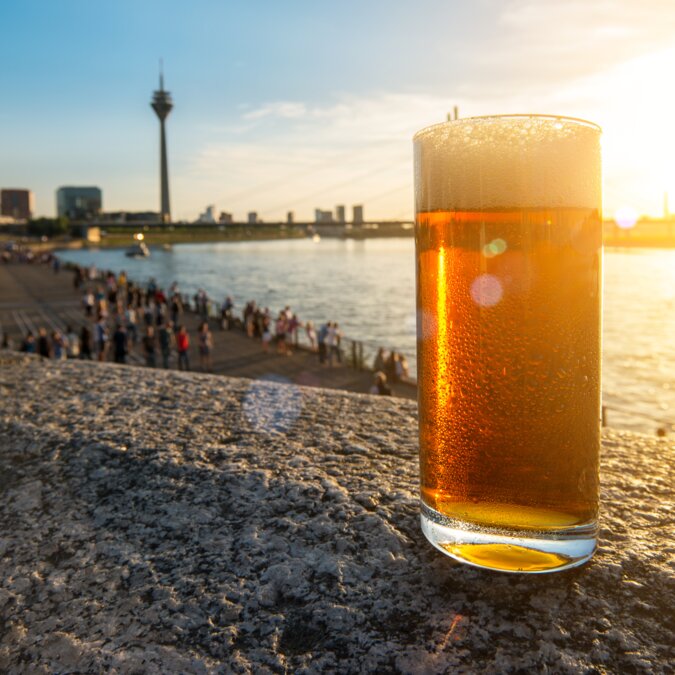 Kaltfrisches Dusseldorfer Altes Bier (Altbier) bei Sommersonnenuntergang, Deutschland | © Shutterstock 524887618
