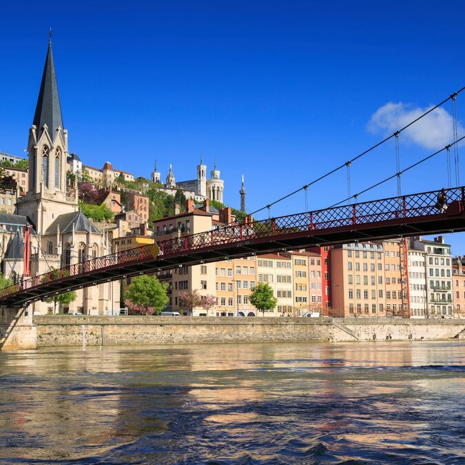 Brücke Saint Georges und die Kirche Saint Georges in Lyon | © Shutterstock 412637899