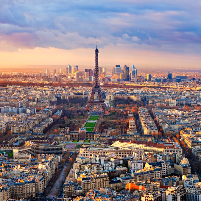 Das Panorama von Paris mit dem Eiffelturm bei Sonnenuntergang. | © shutterstock 122085496