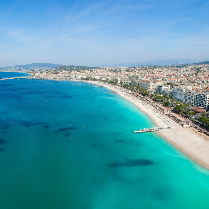 Luftaufnahme von Cannes mit Strand, türkisblauem Meer und Promenade de la Croisette | © shutterstock_2332612263