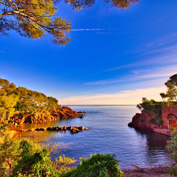 Kleine Bucht in St Raphael | © shutterstock_1626431140