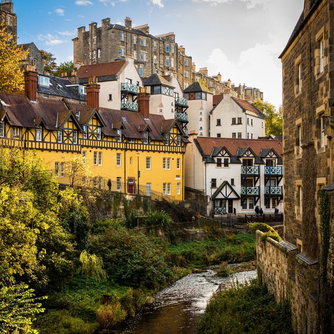 Malerische alte Gebäude an einem Fluss in Schottland | © shutterstock / 2313198813