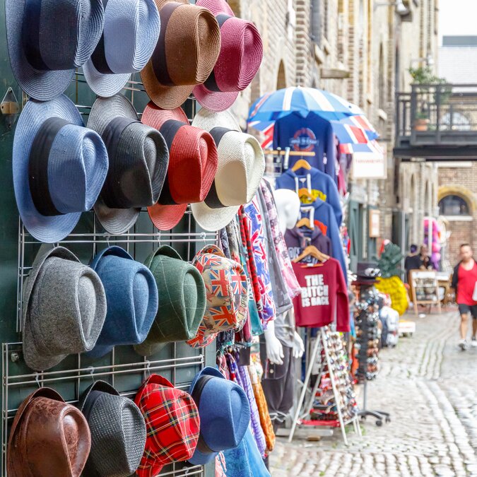 Verschiedene Hüte auf dem Camden-Markt in London | © Shutterstock 1057732220