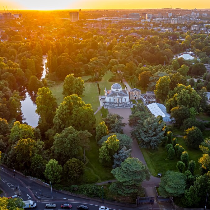 Blick auf die Luftaufnahmen von Chiswick House in Chiswick, einem grünen, wohlhabenden Viertel von London mit dörflichem Flair, Großbritannien | © Shutterstock 2472922521