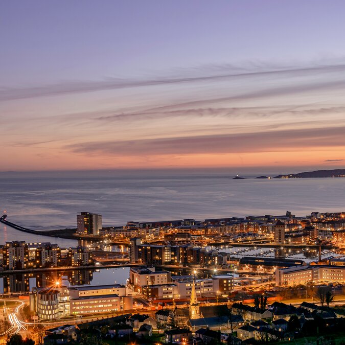 Sonnenuntergang an der Küste von Swansea in Wales | © shutterstock 1569171115