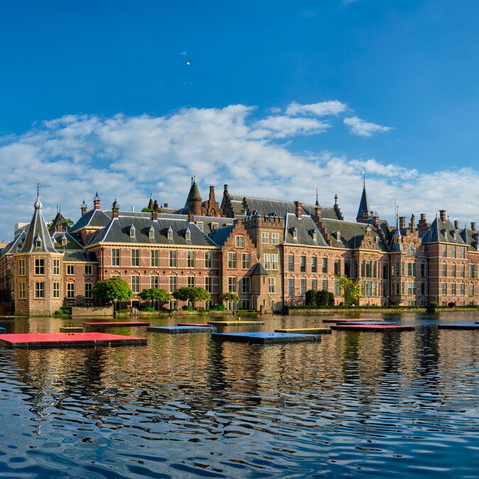 Panorama des Parlamentsgebäudes von Binnenhof, des Museums von Mauritshuis und des Hofvijver-Sees in Den Haag | © Shutterstock_1963621966