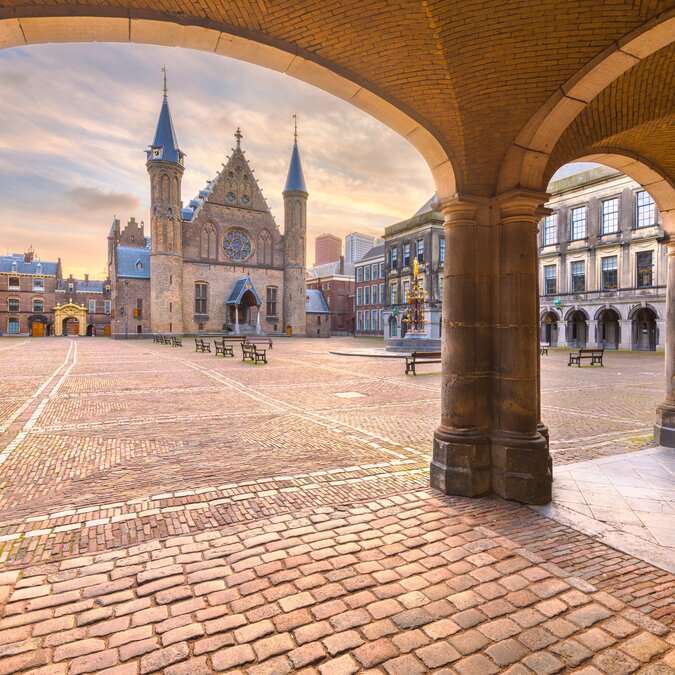 Ridderzaal in der Altstadt von Den Haag | © Shutterstock_1674638533