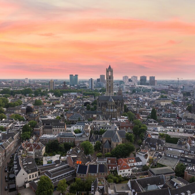 Utrecht Altstadt mit Dom bei Sonnenuntergang von oben | © shutterstock / 2647699161