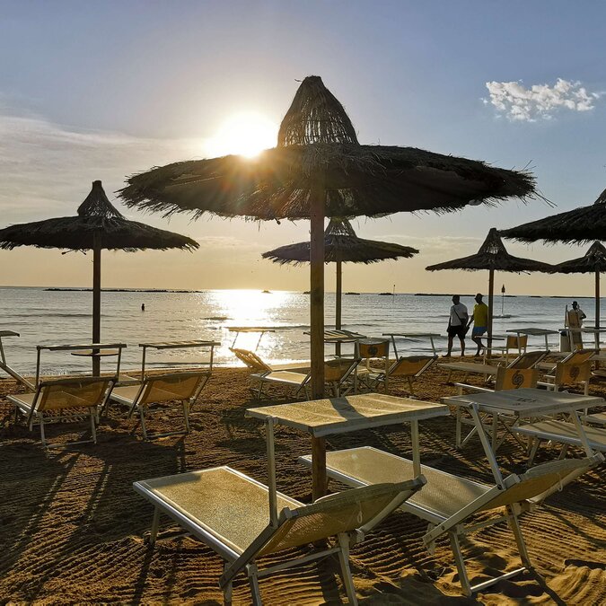 Sonnenaufgang am Strand von Riccione | © Shutterstock 1807367551