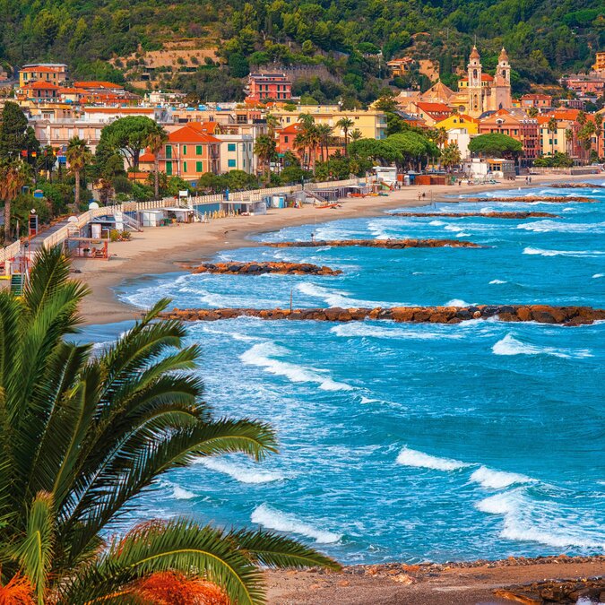 Sandstrand im historischen Laigueglia | © Shutterstock 1208668840