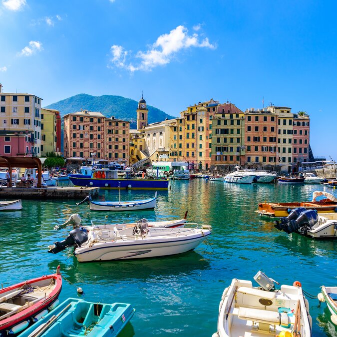 Bunte Häuser und Boote am Hafen von Camogli | © shutterstock / 1899135694