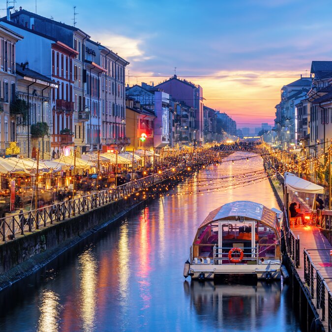 Naviglio Grande Kanal in Mailand, Italien, ein beliebtes Touristengebiet, auf einem dramatischen Sonnenuntergang | © Shutterstock 1647378892