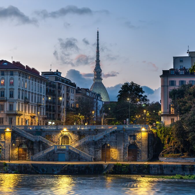 Häuser entlang des Po-Flusses bei Dunkelheit in Turin | © shutterstock / 1535150561