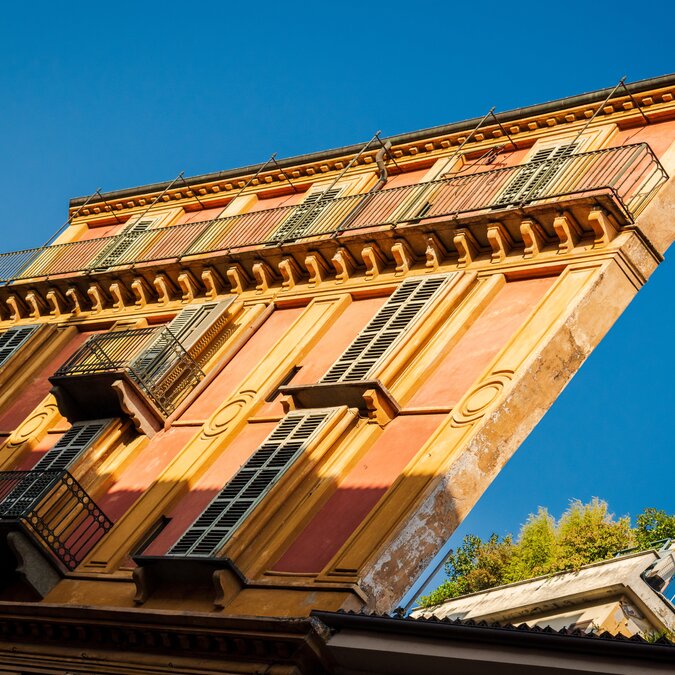 Sehr schmales gelbes Haus in der Nähe von Turin | © shutterstock / 2586547667