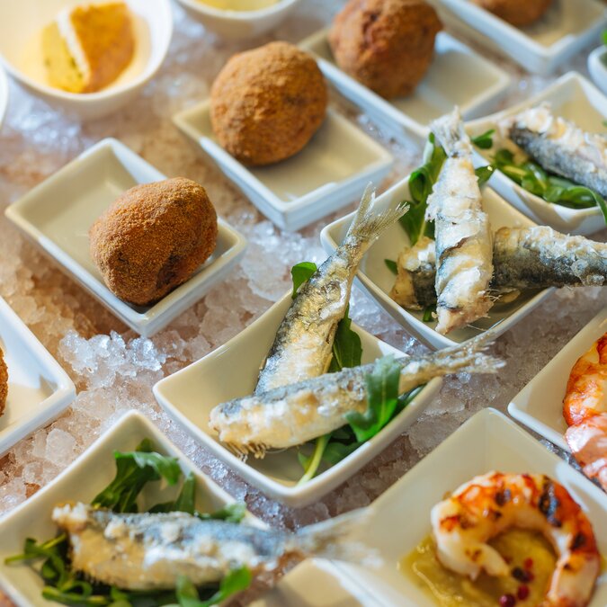Venezianische Zichetti-Polpette, Sarde in Saor und Garnelen mit Polenta | © Shutterstock 2159667185